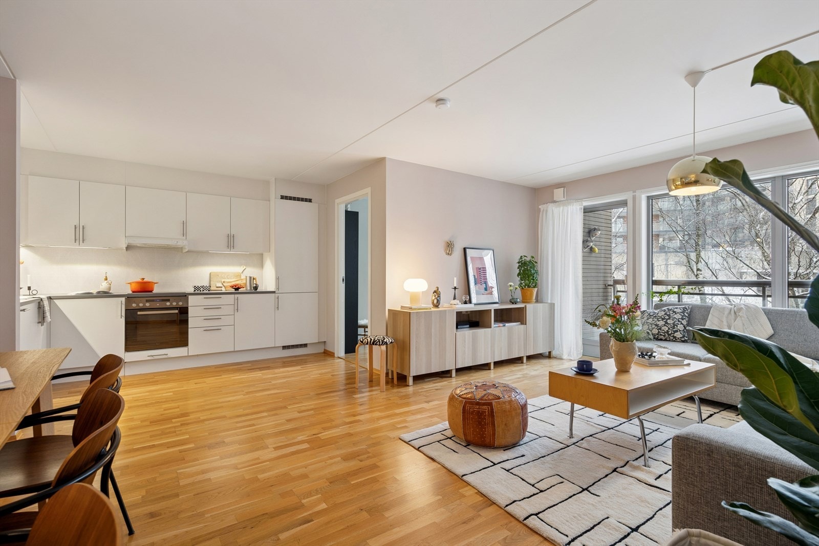 De store vindusflatene slipper inn godt med naturlig lys inn i stuen. Galleribilde