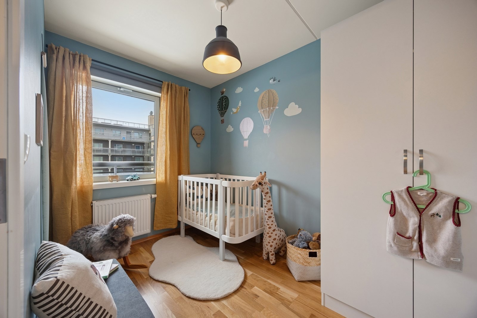 Soverom 2 er lyst og fint og passer godt som et barnerom. Galleribilde