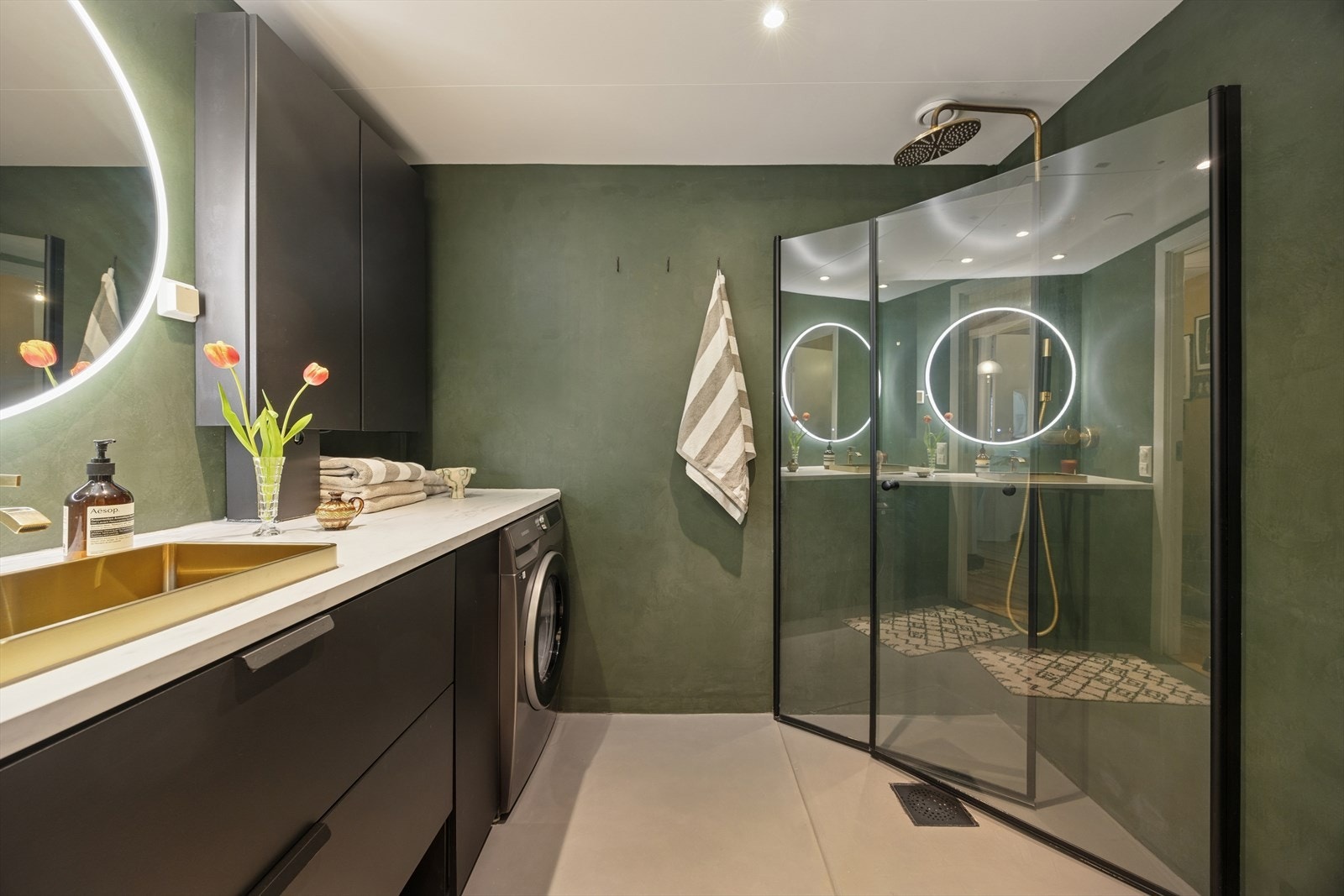 Delikat baderom med praktisk innfellbar dusjnisje og opplegg for vaskemaskin. Galleribilde