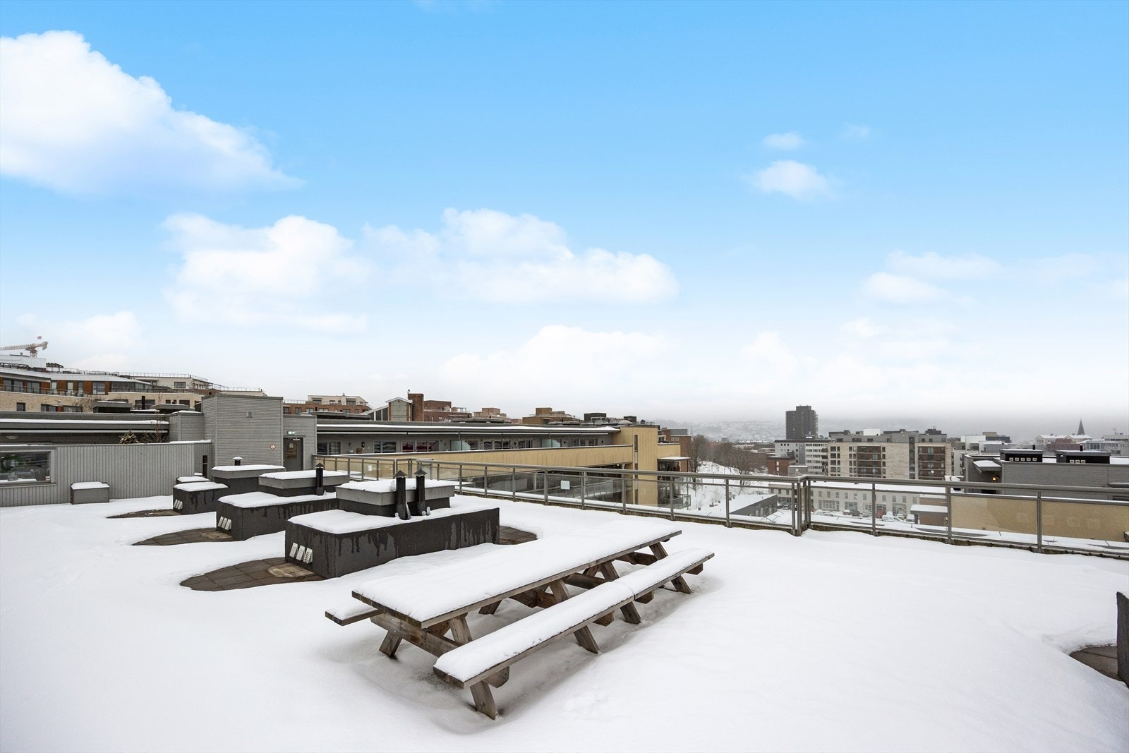 Stor felles takterrasse med nydelig utsikt. Galleribilde