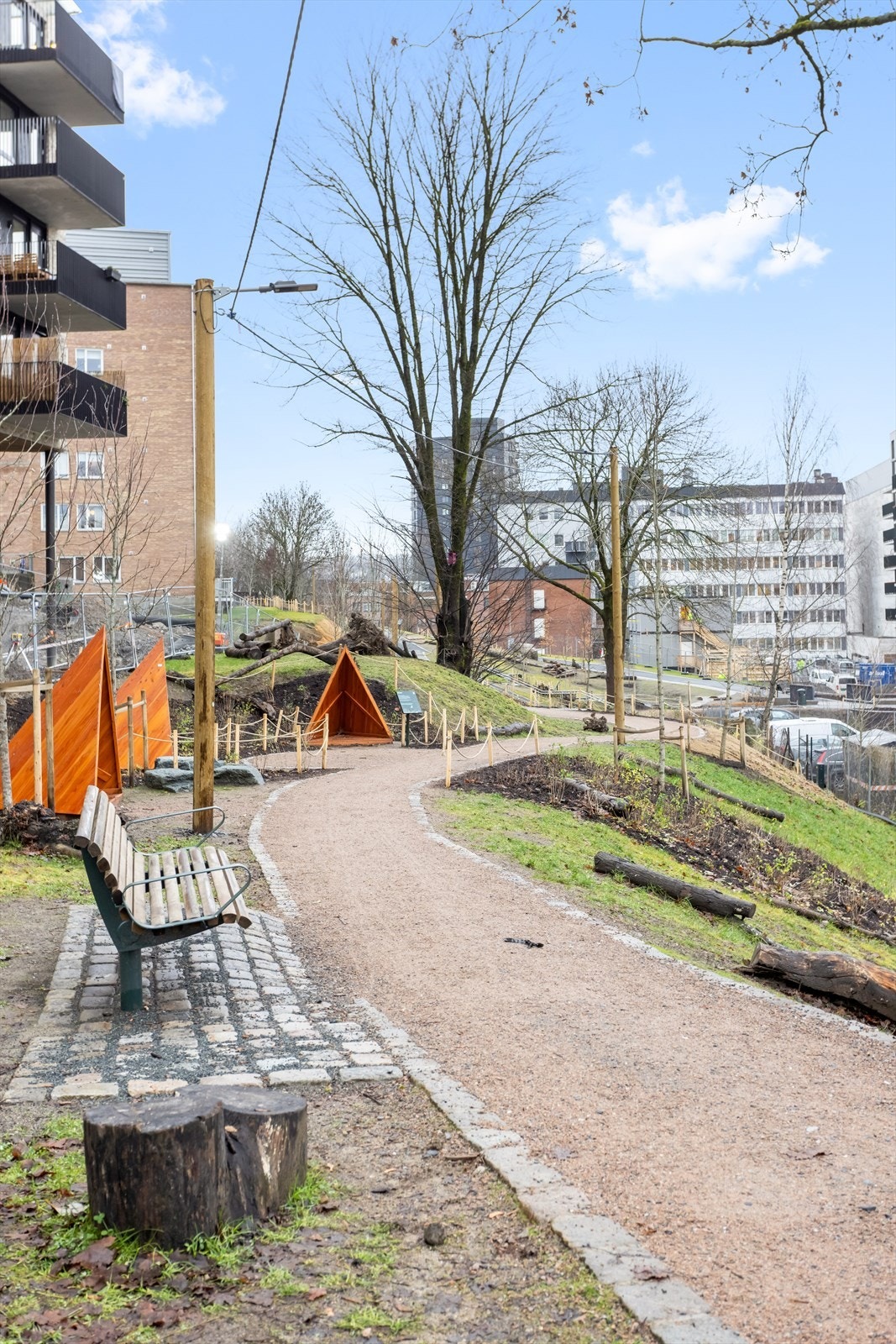 Gode turmuligheter rett utenfor døren. Parkdrag som starter utenfor leiligheten ble ferdigstilt høsten 2025. Galleribilde