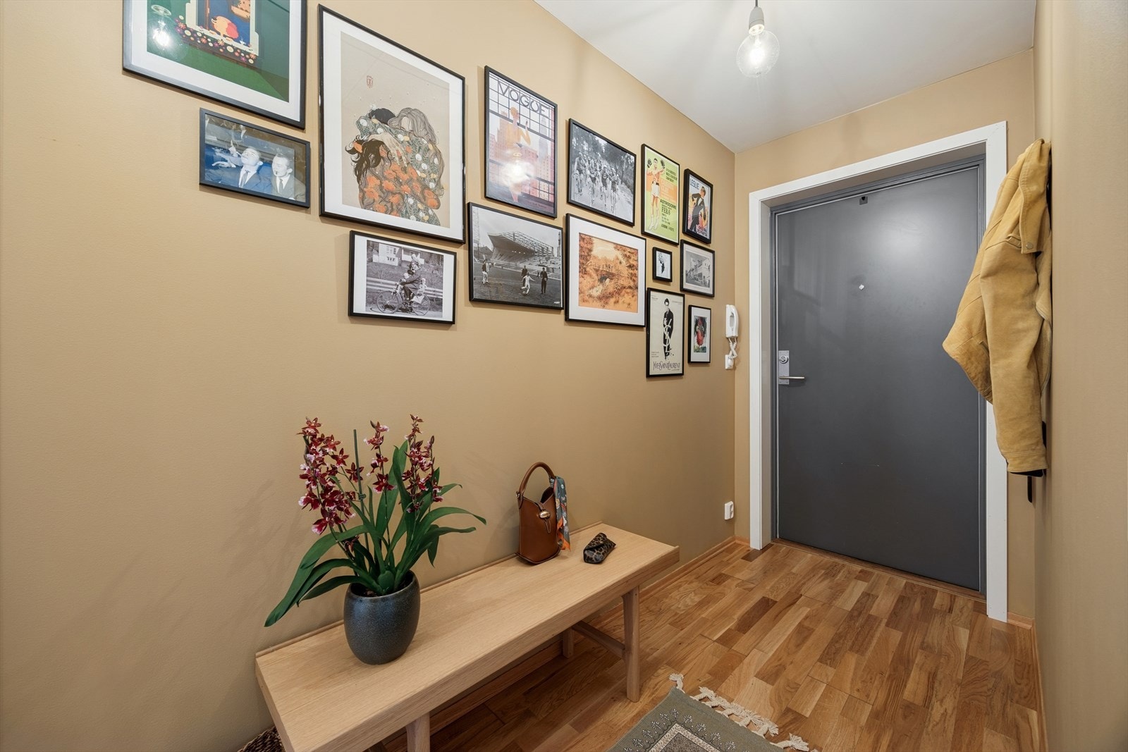 Innbydende entré/ gang med plass til en kommode eller sittebenk. Galleribilde