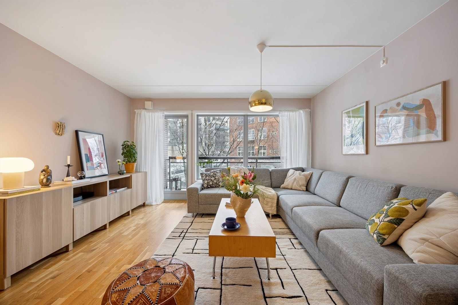 Dette er en lys og moderne 4-roms eierleilighet, med en fin beliggenhet i 4.etasje. Galleribilde