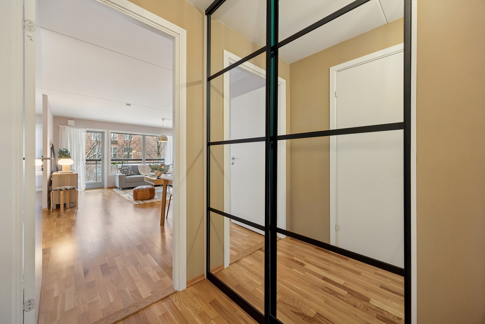 Praktisk garderobeskap i gangen med god oppbevaringsplass for ytterklær. Galleribilde