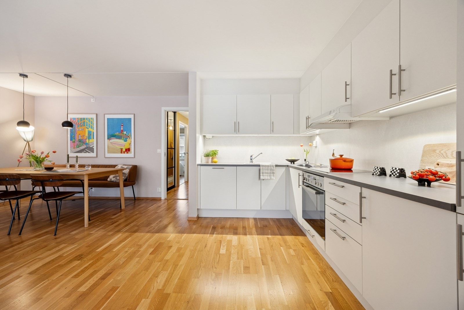 Tiltalende kjøkken med god skap- og benkeplass. Galleribilde