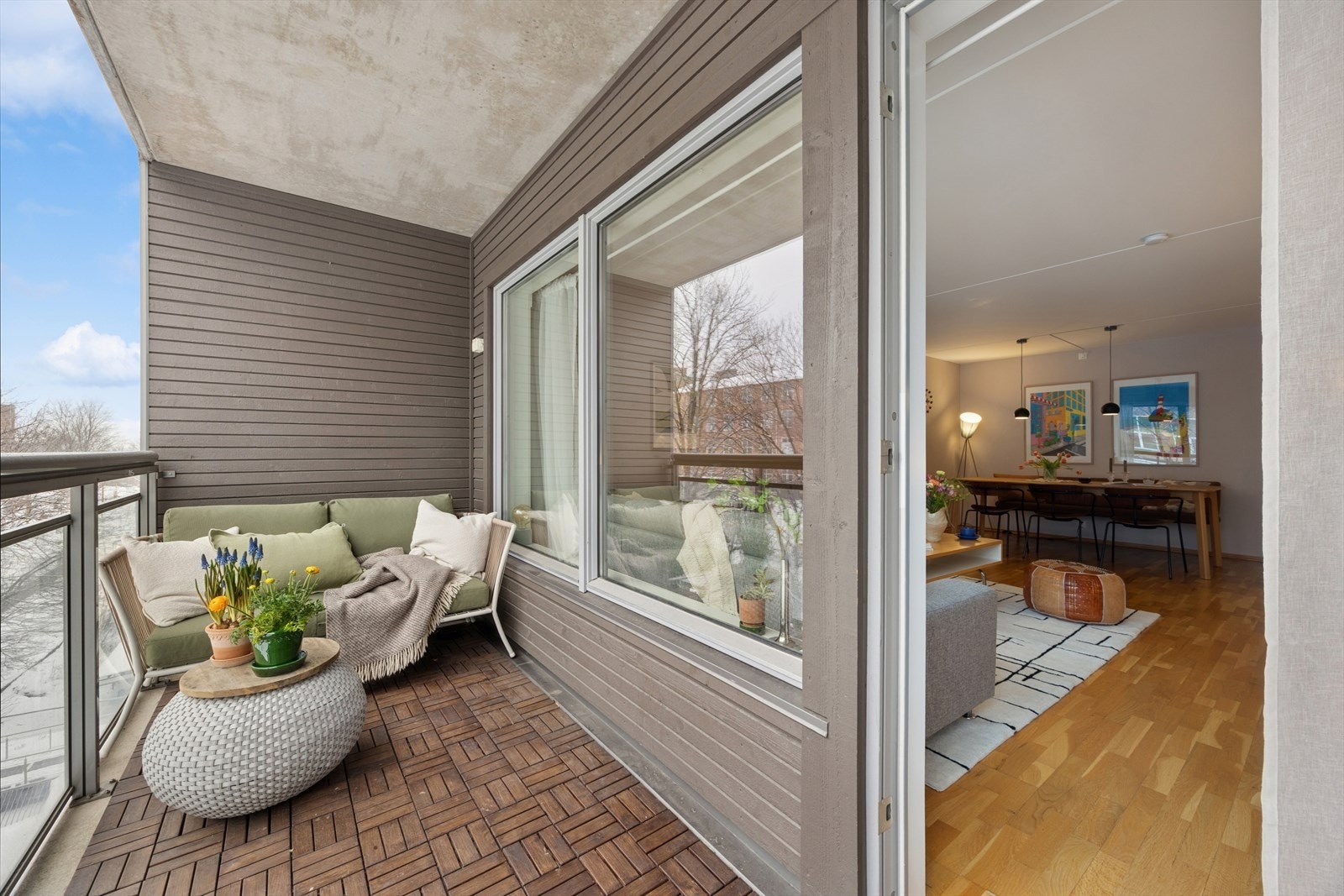 Fra stuen er det utgang til en hyggelig og overbygget balkong på 6 kvm. Her sitter man skjermet til uten innsyn. Galleribilde