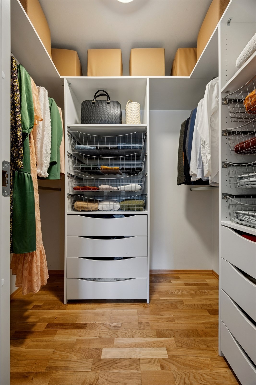 Praktisk walk-in-closet i tilknytning til soverommet. Galleribilde