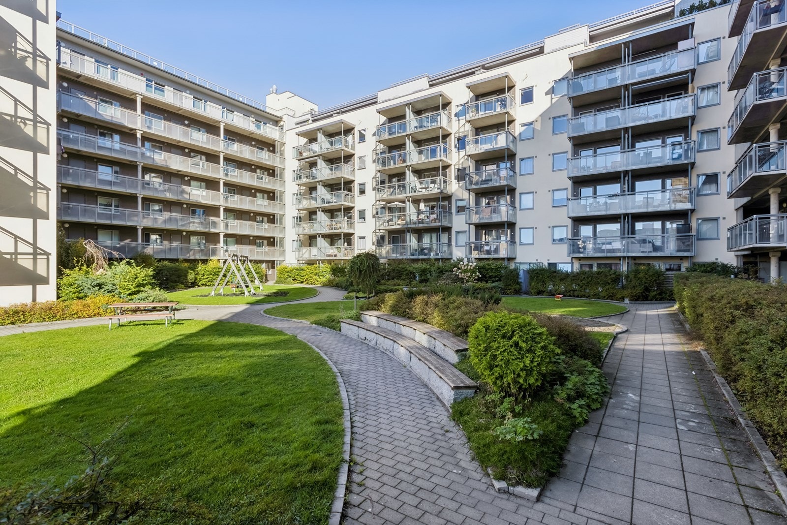 Meget pent opparbeidet bakgård med grøntområder, sittegrupper og diverse beplantning. Galleribilde