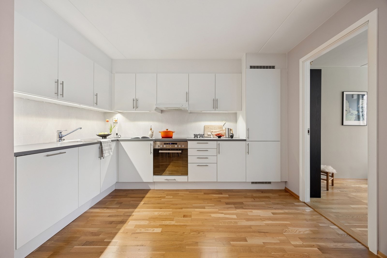 Kjøkken med integrerte hvitevarer. Galleribilde