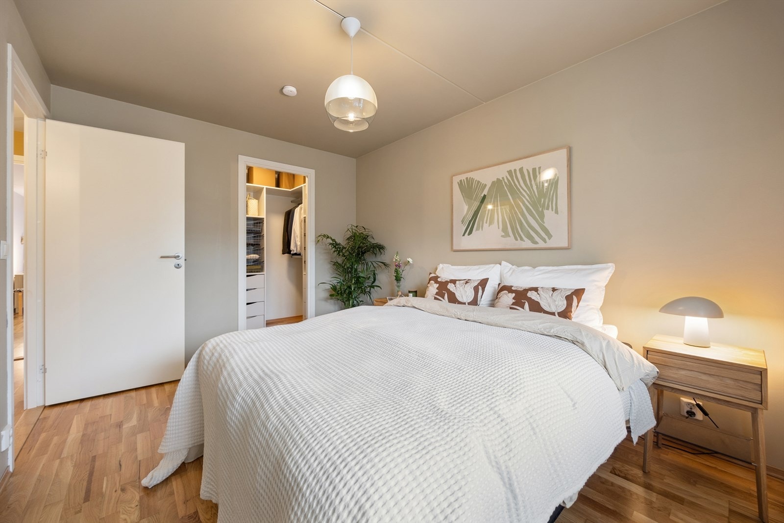 Hovedsoverommet har god plass til dobbeltseng med tilhørende møblement. Galleribilde