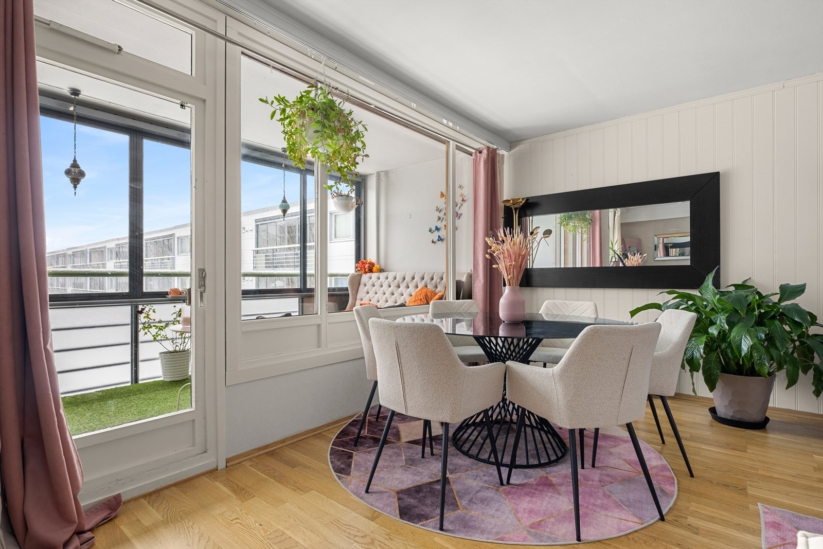 Fra spisestuen er det direkte utgang til den innglassede balkongen, en naturlig forlengelse av oppholdsrommet som gir ekstra romfølelse store deler av året. Galleribilde