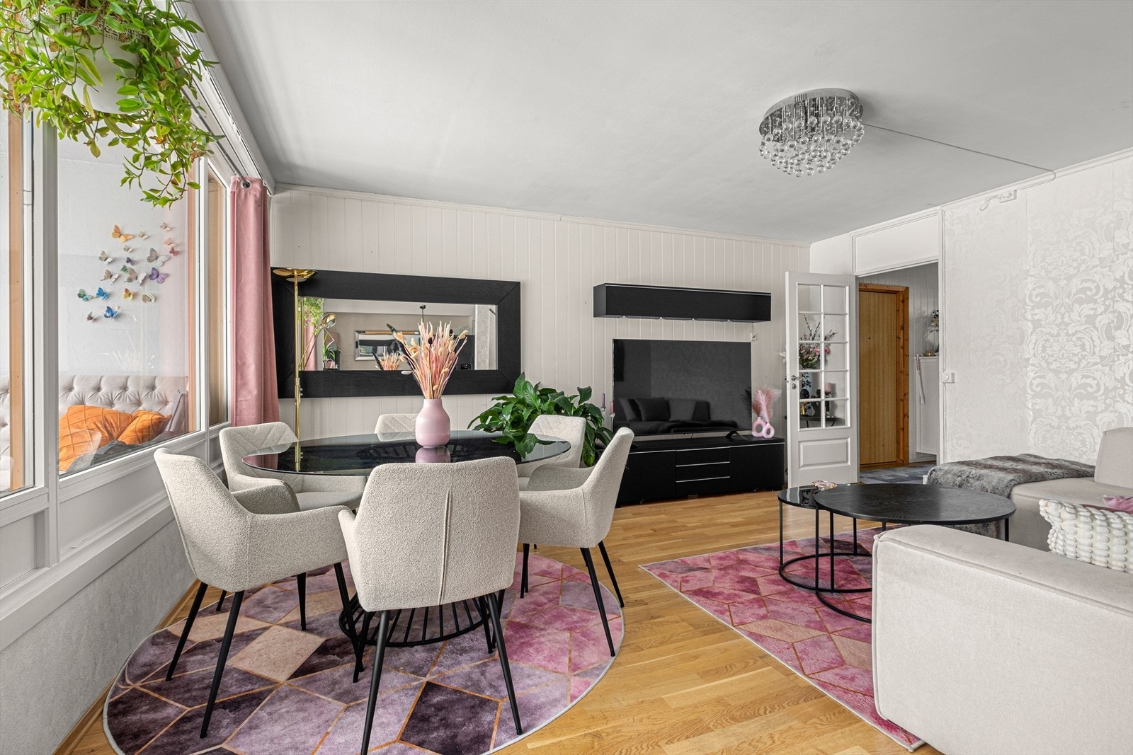 Kjøkken og spisestue utgjør til sammen ca 12 m² og har en åpen og sosial utforming med god plass til spisebord. Galleribilde