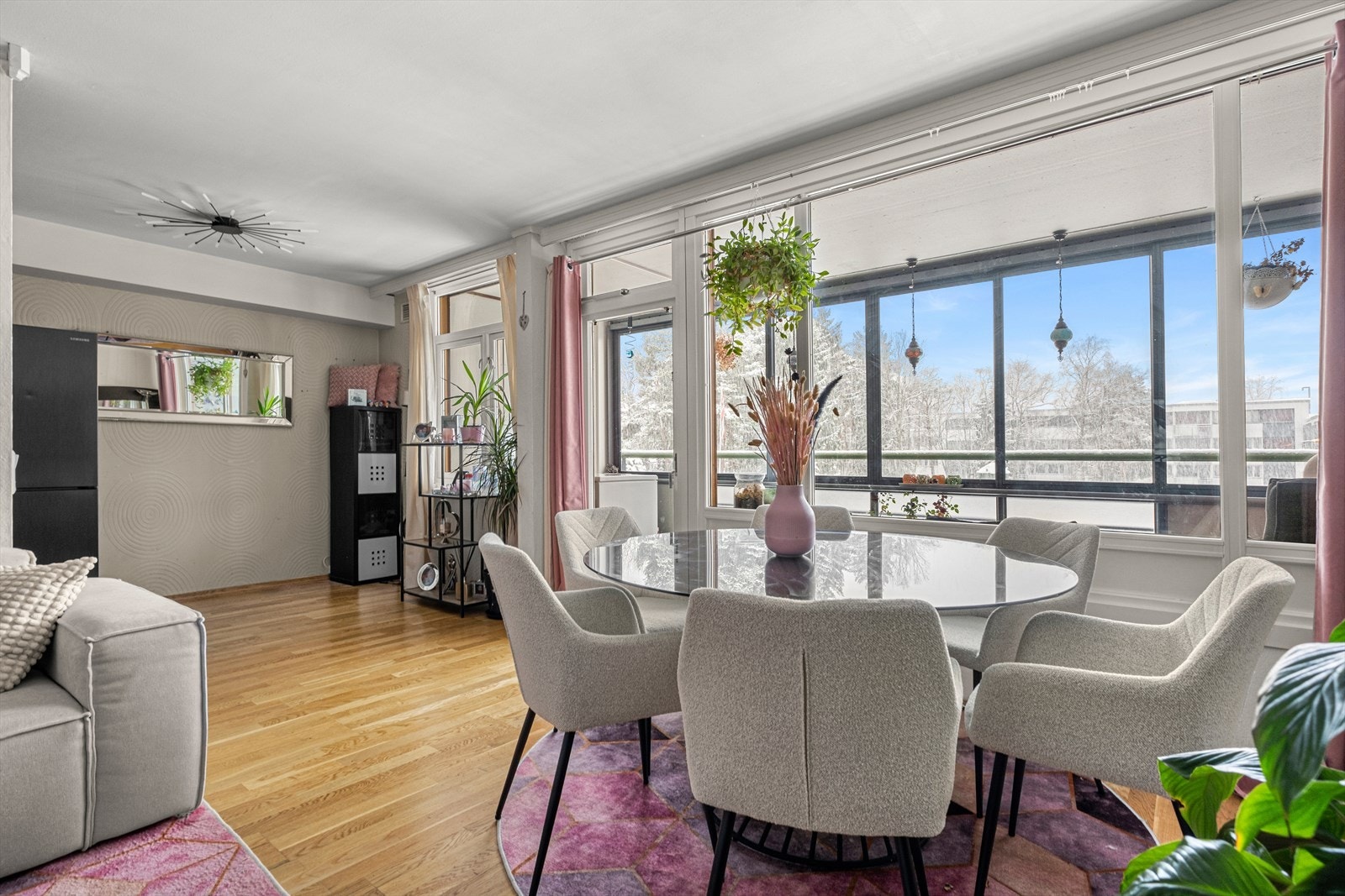 Spisestuen er en naturlig samlingsplass og én av flere tydelige soner i leiligheten. Planløsningen gir en fin og gjennomtenkt soneinndeling mellom spiseplass, kjøkken og stue. Galleribilde