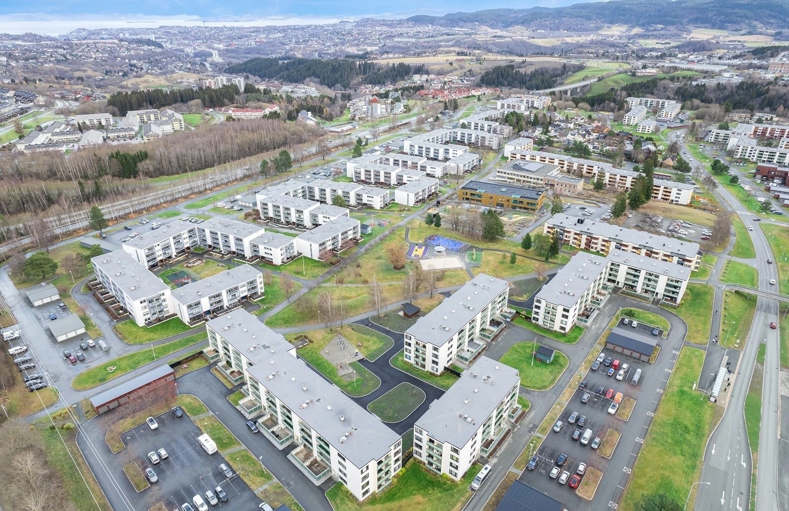 Området byr på lekeplasser i tunet, kort vei til skoler og barnehager samt dagligvarebutikker og øvrige servicefasiliteter i gangavstand. Galleribilde