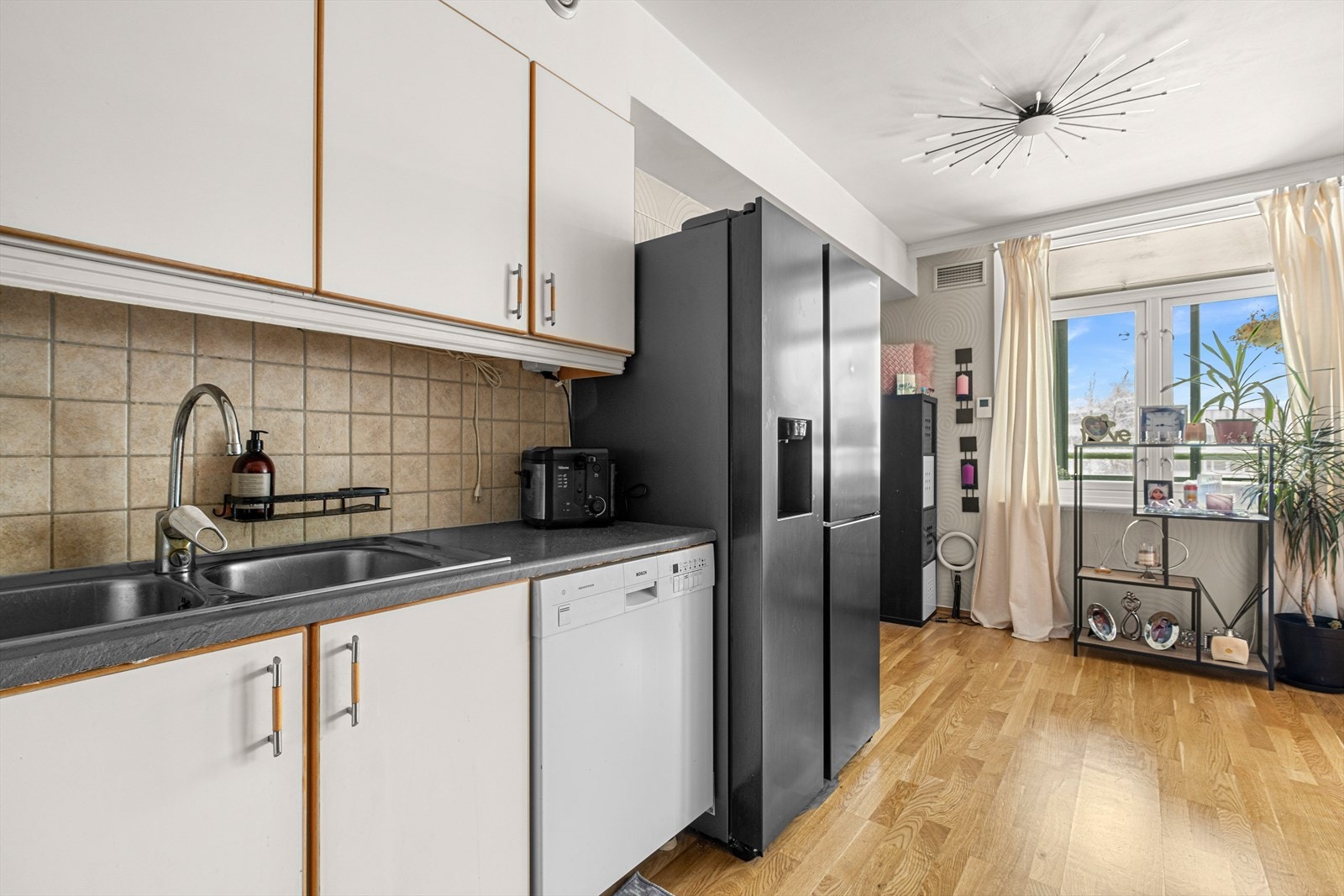 Flislagt felt mellom over og underskap gjør renholdet enkelt og gir et helhetlig preg. Galleribilde