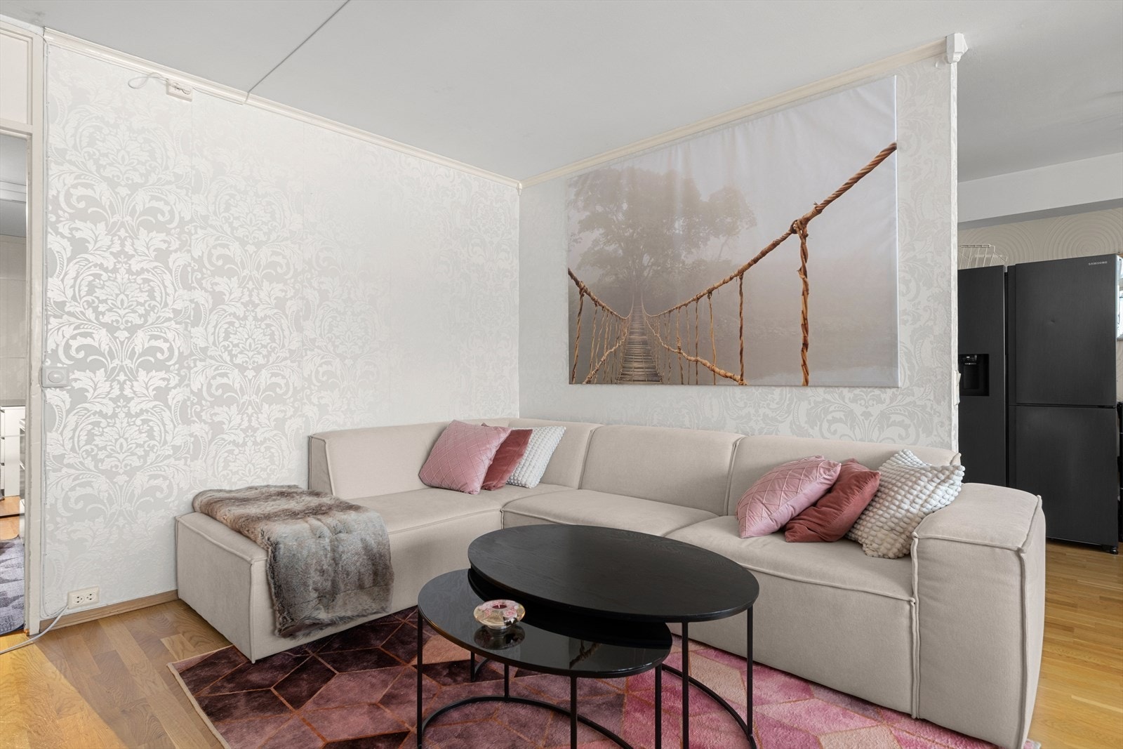 Her er det god plass til romslig sofa og mediemøbler, et hyggelig samlingspunkt for filmkvelder og avslapning. Galleribilde