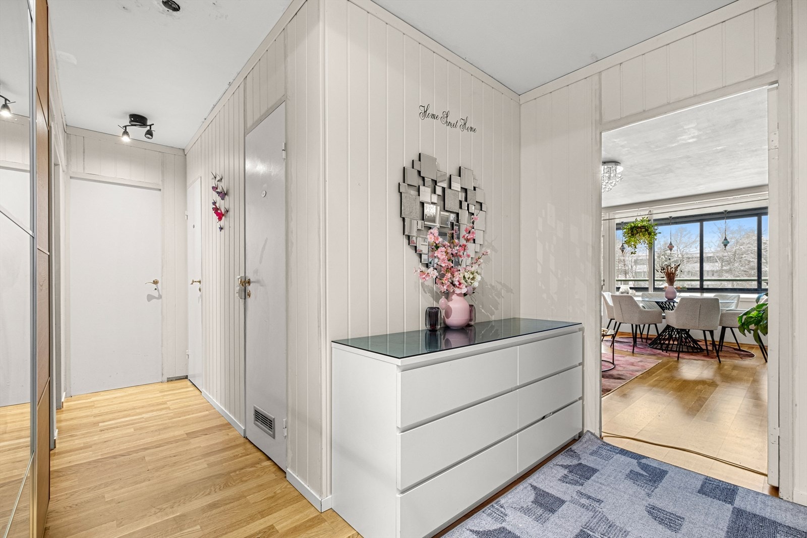 Entréen gir et lyst og hyggelig førsteinntrykk, med god plass til blant annet oppbevaringsmøblement. Galleribilde