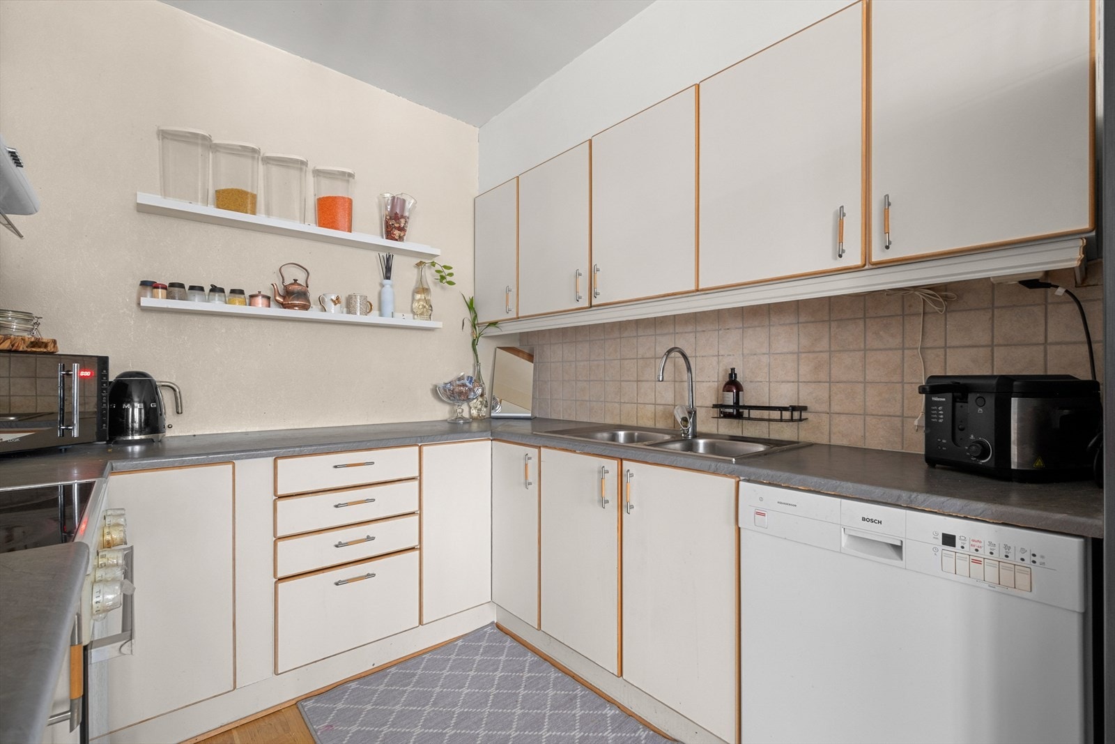 God skap- og benkeplass gir funksjonelle arbeidsflater og praktisk oppbevaring. Galleribilde