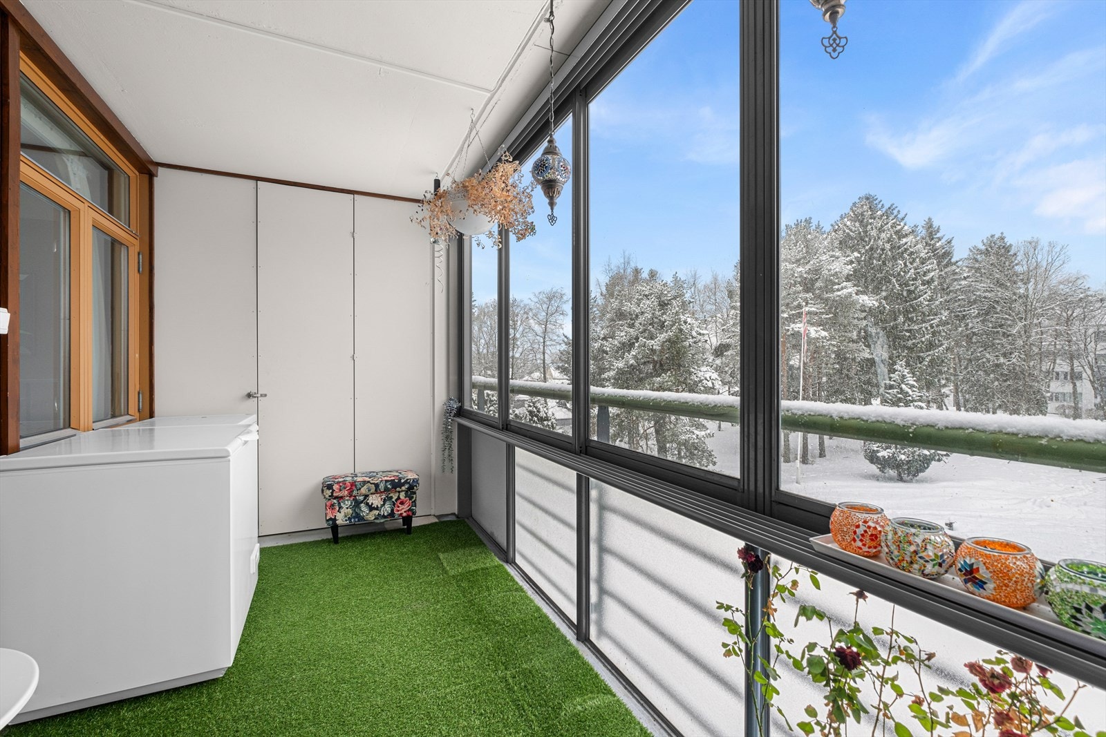 Praktisk bod på ca 1,5 m² tilknyttet balkongen, perfekt for oppbevaring av sesongutstyr og det du ønsker lett tilgjengelig. Galleribilde