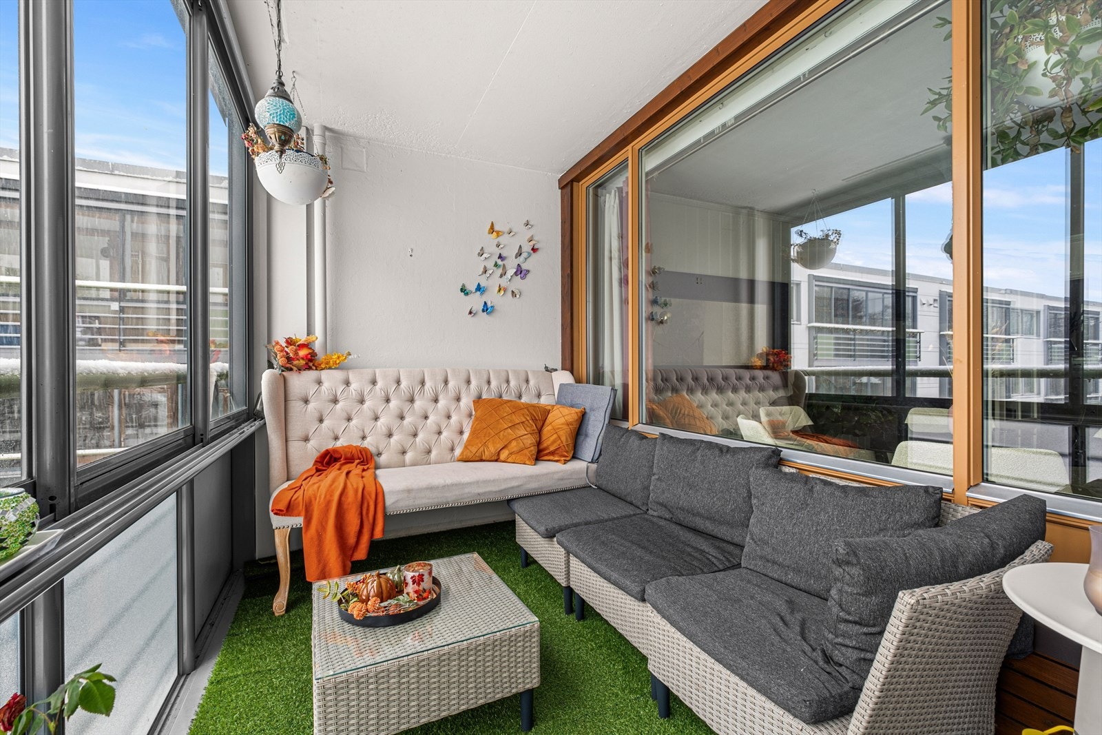 Balkongen gir rom for både sittegruppe og grønne planter, et herlig uterom skjermet for vær og vind. Galleribilde