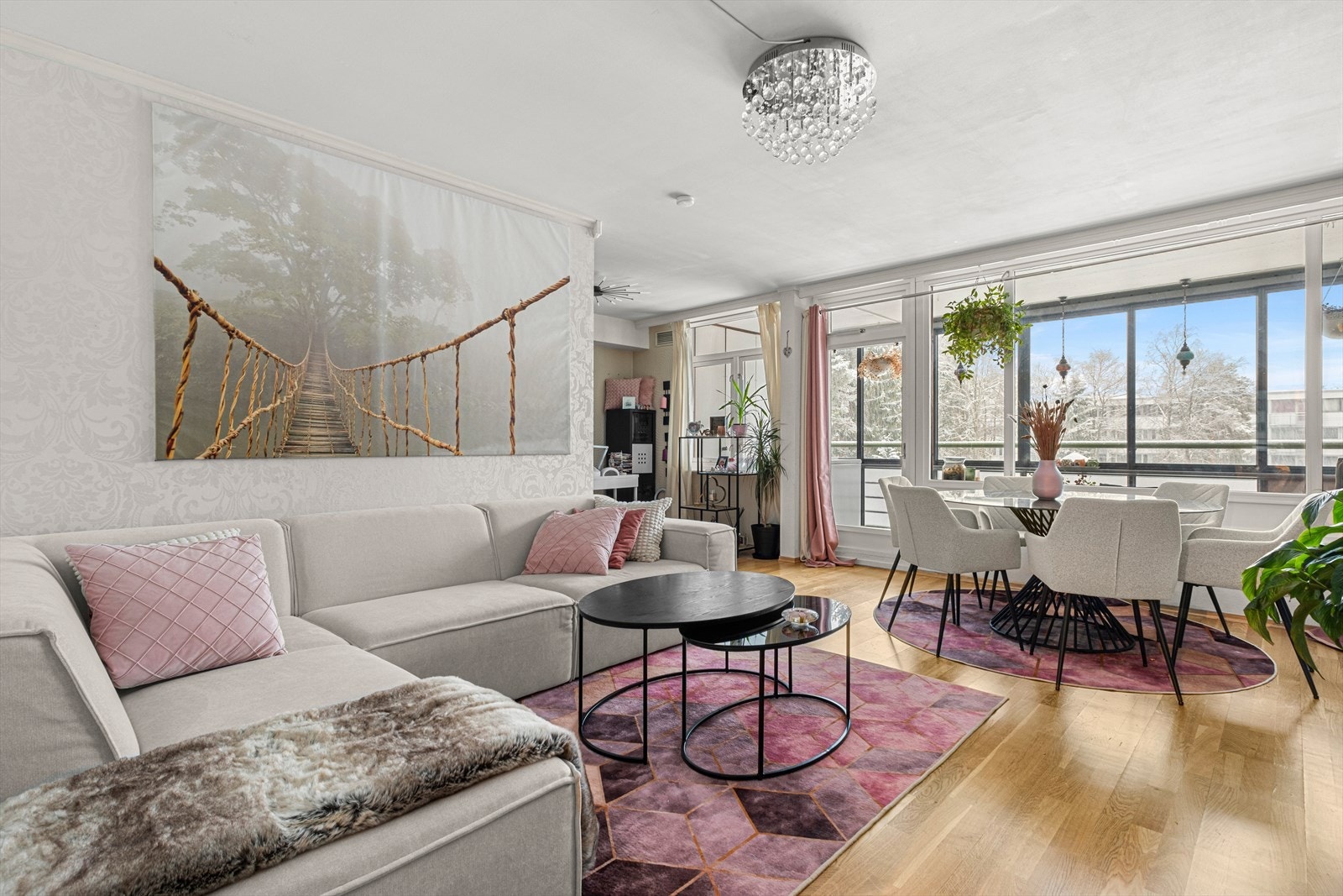 Velkommen til Kolstadflata 39A! Heimdal Eiendomsmegling v/ Leo Olufsen presenterer en lys og innholdsrik 4-roms borettslagsleilighet i 3. etasje - med stor innglasset veranda, gode solforhold og flott utsikt. (Foto: Interiørfoto) Galleribilde