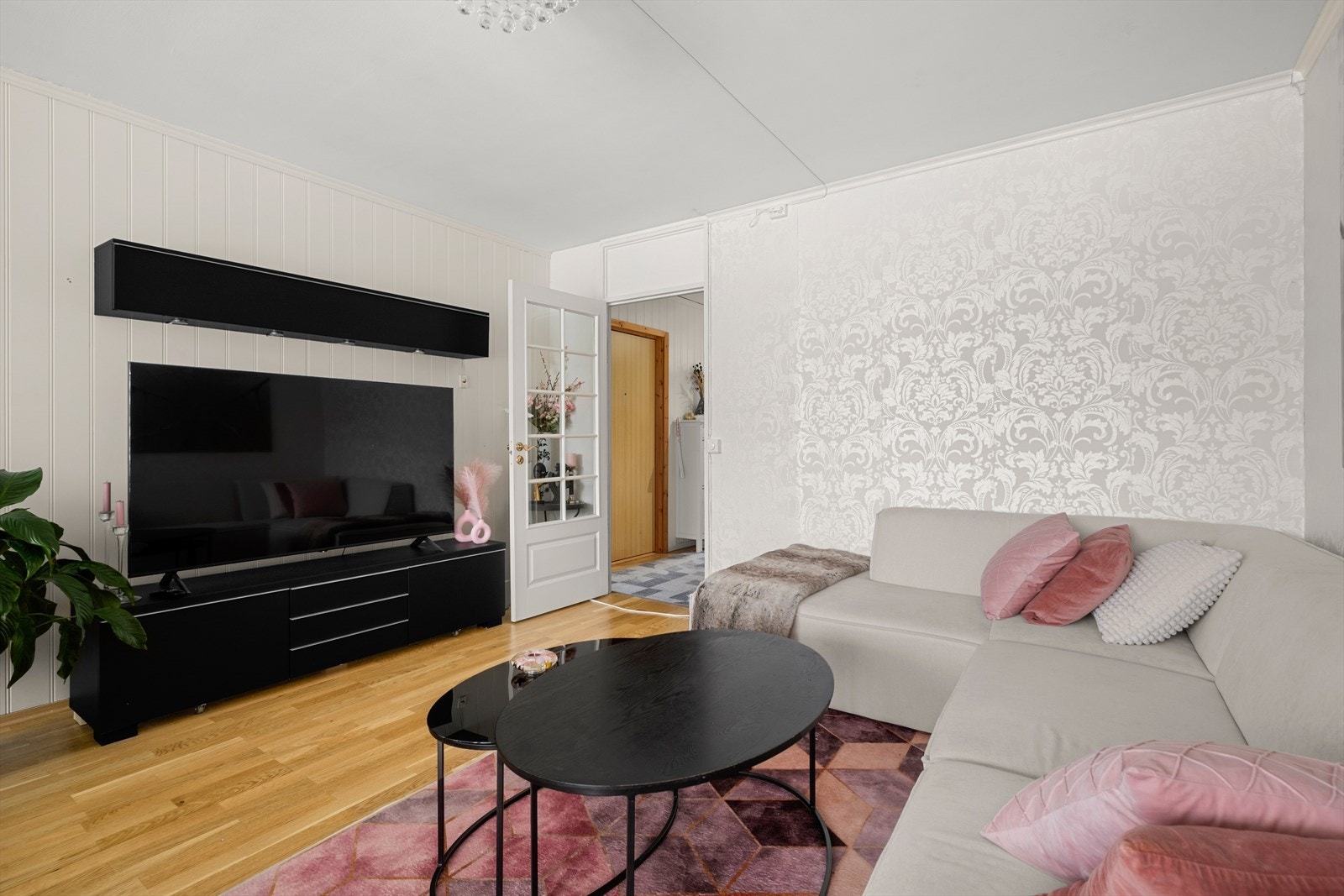 TV-stuen er lun og innbydende, med gode møbleringsmuligheter og store vindusflater som slipper inn rikelig med naturlig lys. Galleribilde