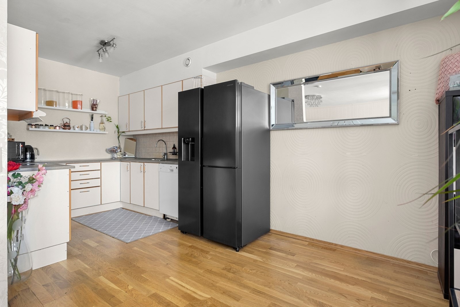 Kjøkkenet er utstyrt med ventilator og opplegg for oppvaskmaskin, tilrettelagt for en effektiv hverdag. Galleribilde