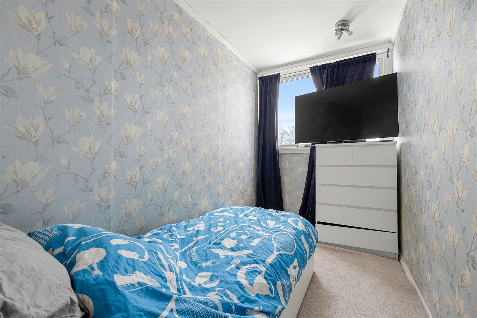 Soverom 3, også på ca 6,2 m², gir fleksible bruksmuligheter og har plass til både seng og oppbevaring. Galleribilde