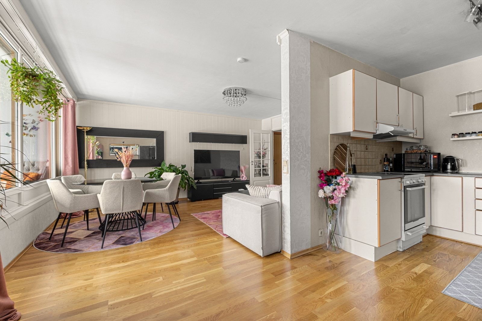 Den åpne løsningen mellom kjøkken og spisestue skaper et luftig uttrykk og gjør det enkelt å kombinere matlaging og sosialt samvær. Galleribilde