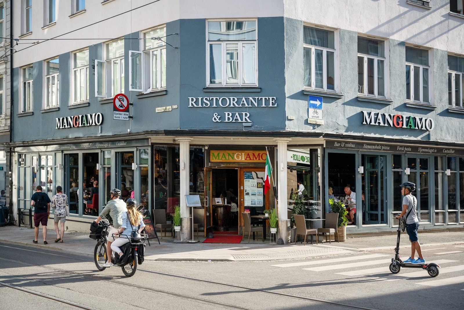 Her finnes et bredt spekter av spisesteder, kaffebarer, spesialbutikker og utesteder. Galleribilde