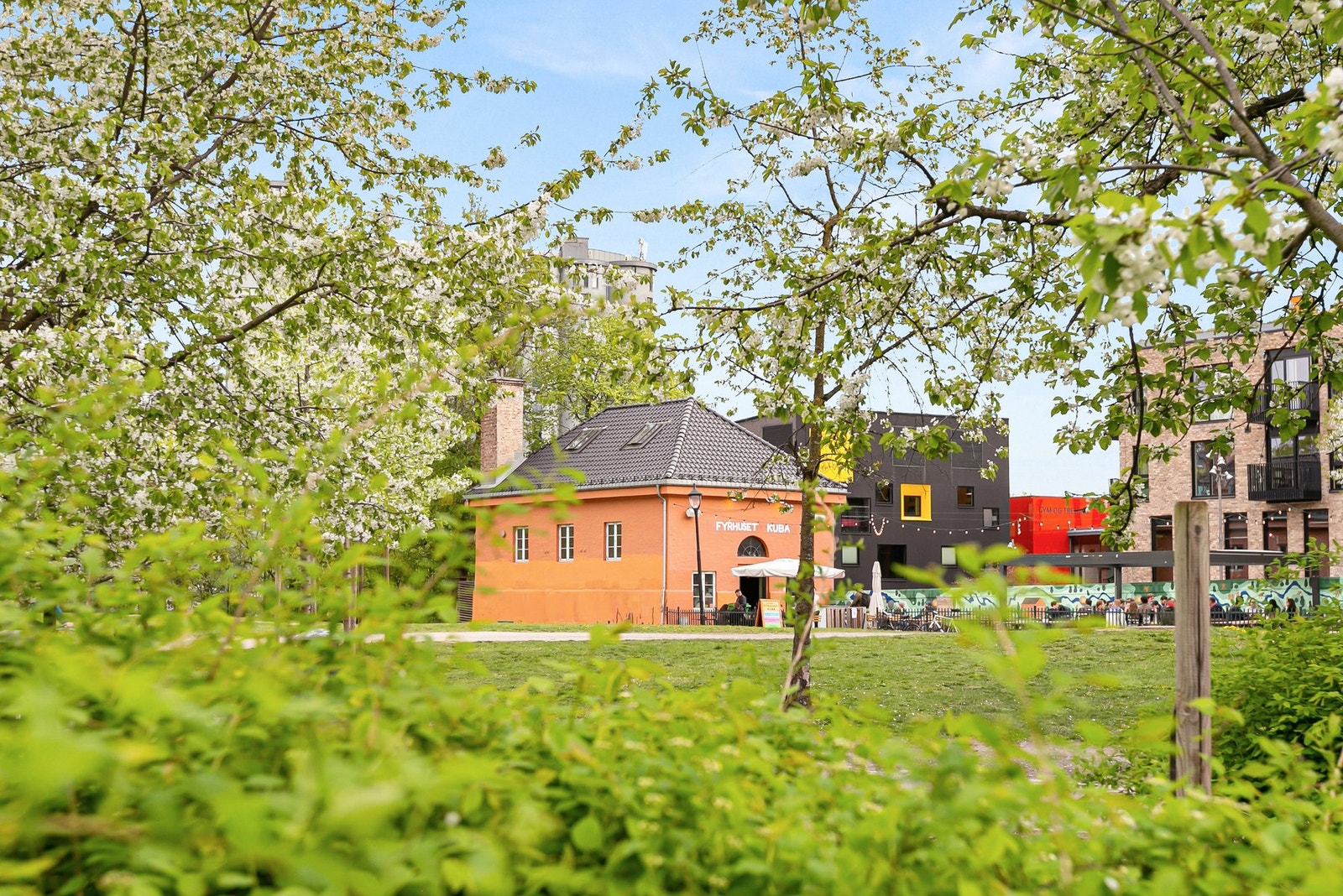 Blant tilbudene i området kan nevnes BAR Vulkan, Dögnvill Bar & Burger, Smelteverket og Fyrhuset Kuba. Galleribilde