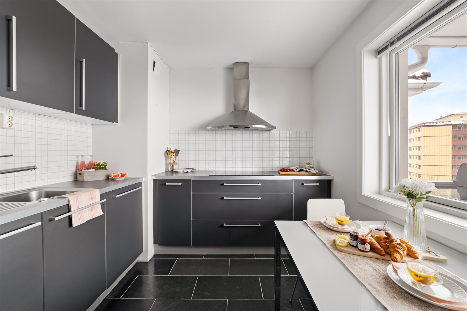 Kjøkkenet ble montert i 2006 og er fra KVIK, med senere oppgraderinger av stekeovn i 2018 og induksjonstopp i 2023. Her er det også plass til en hyggelig, mindre spisegruppe ved vinduet, perfekt for frokost, en rask lunsj eller dagens første kaffekopp. Galleribilde