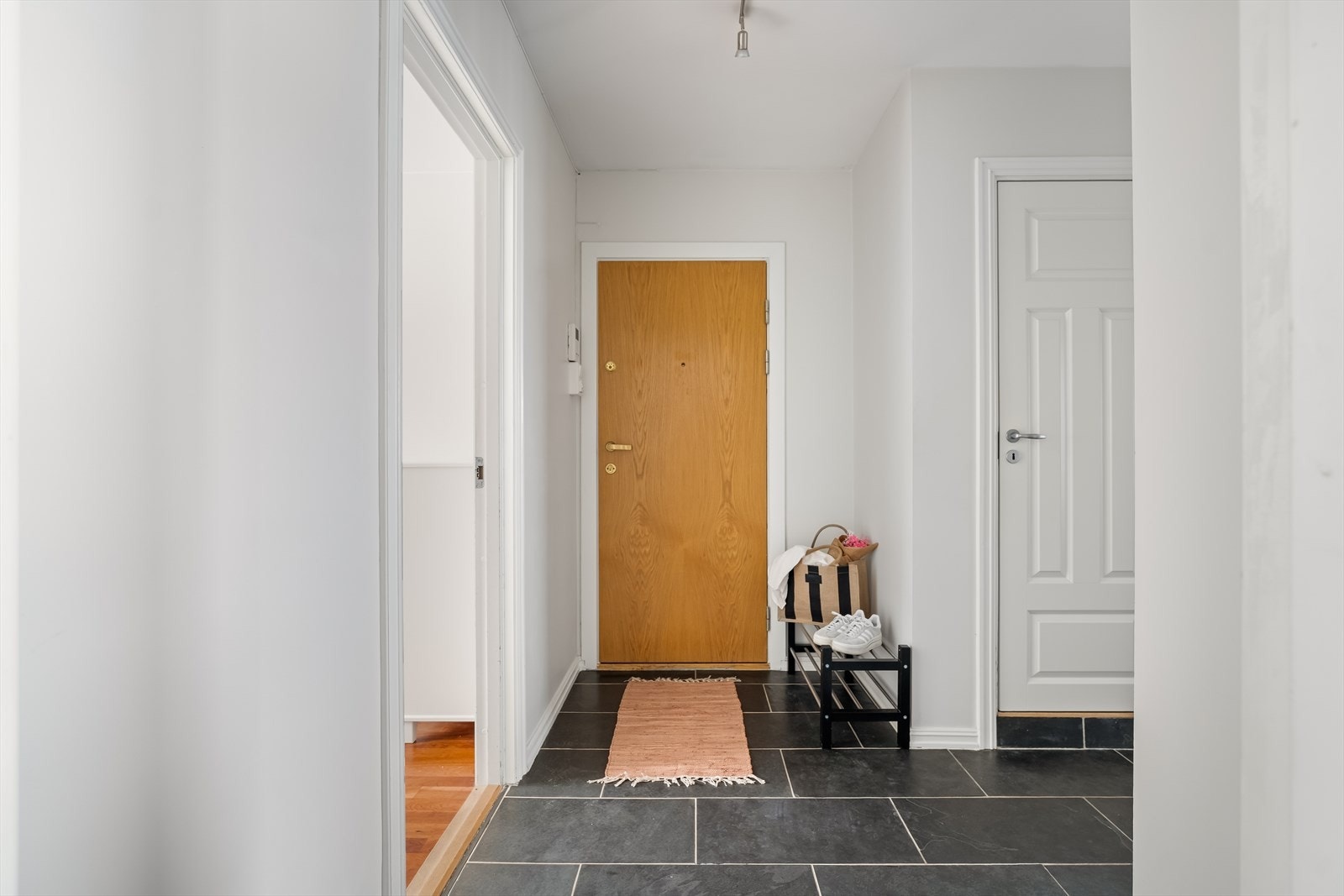 Entréen er innbydende med god plass til å henge fra seg yttertøy og sko. Her er det elektrisk gulvvarme, slik som du også finner på badet og kjøkkenet. Galleribilde