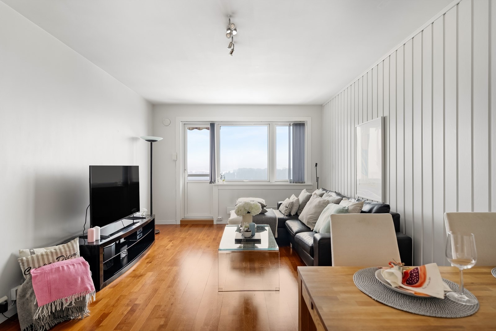 Den romslige stuen fremstår lys og luftig med store vindusflater som slipper inn rikelig med naturlig lys. Galleribilde