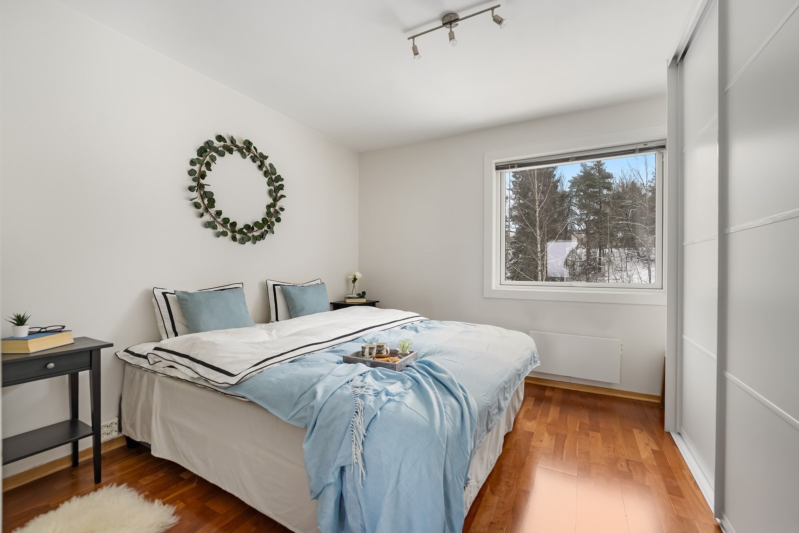 Leiligheten har to gode soverom med fleksible bruksmuligheter. Hovedsoverommet har god plass til dobbeltseng, nattbord og øvrig møblement. Galleribilde