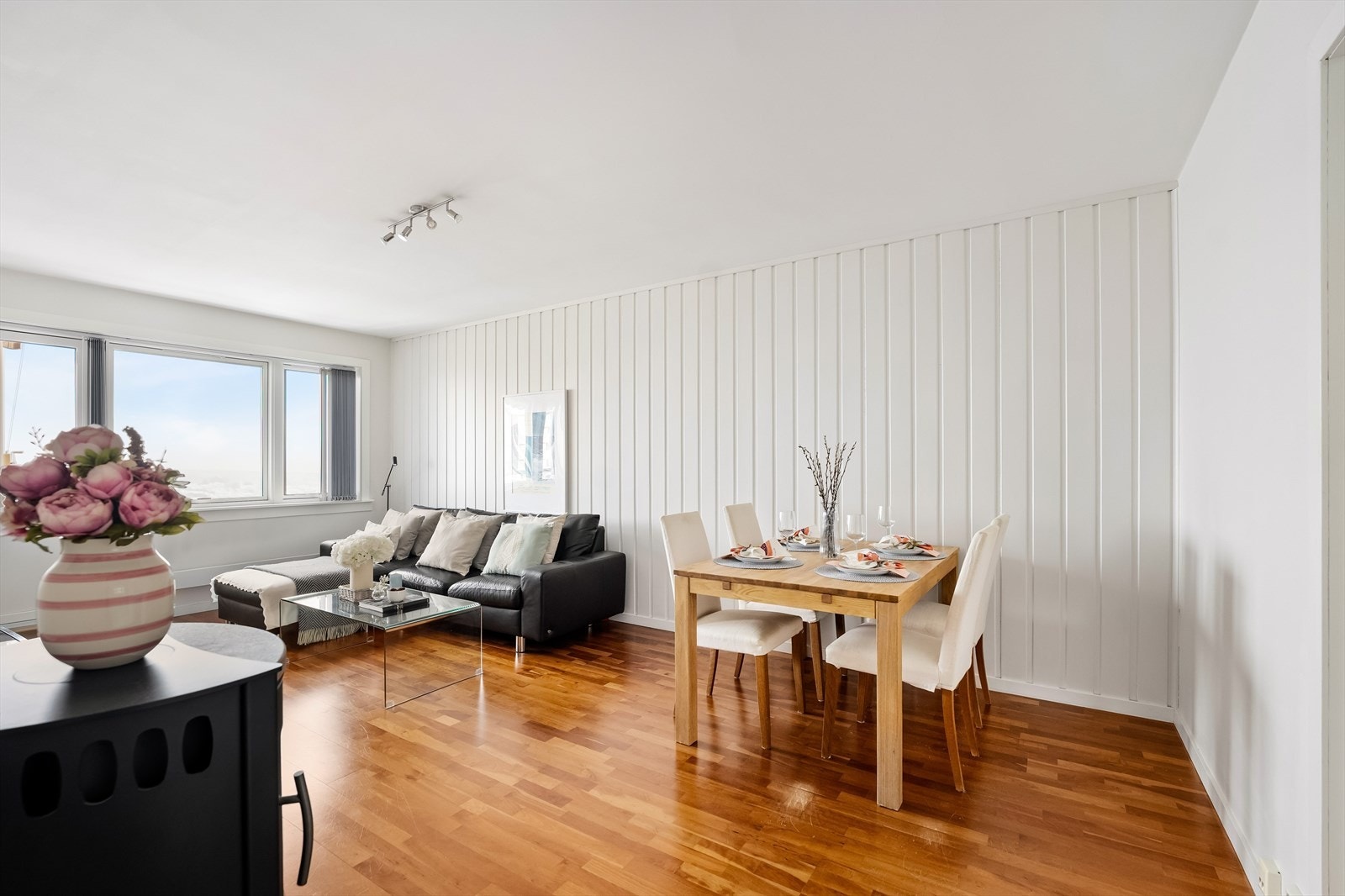 Linnea Marie Andersson ved Nordvik Eiendomsmegling ønsker velkommen til Skøyenåsveien 6A! Foto: Morten Eriksen Galleribilde