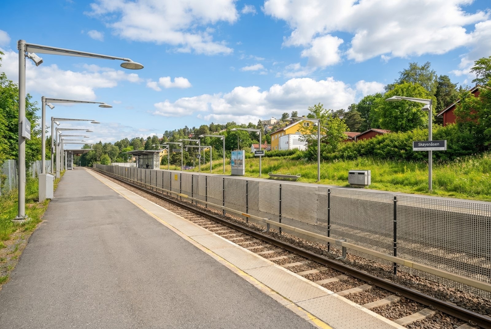 Det er svært gode kollektivforbindelser i umiddelbar nærhet. Skøyenåsen T-banestasjon ligger i gangavstand, 10 min, fra boligen og betjenes av linje 3, med hyppige avganger og en reisetid til Oslo sentrum på ca. 15 minutter. Galleribilde