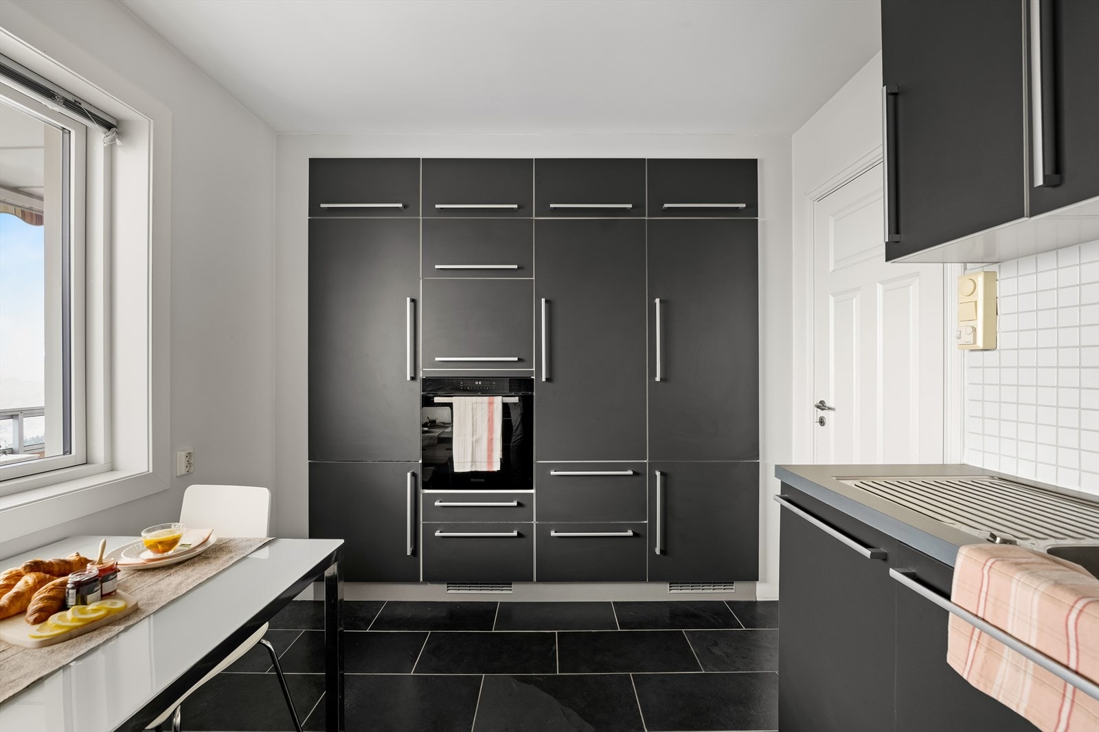 Kjøkkenet er utstyrt med integrert oppvaskmaskin, kjøl og fryseskap, stekeovn, induksjon platetopp, hetteventilator og underlimt oppvaskkum. Her er det godt med både skap og benkeplass, noe som gir gode arbeidsforhold for matlaging. Galleribilde