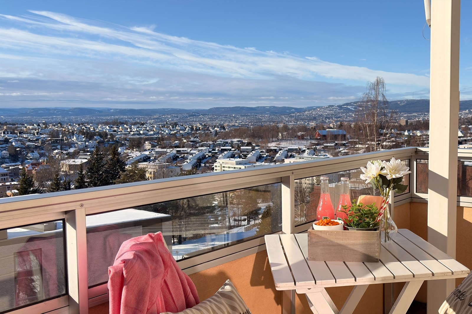 Balkongen byr på svært gode solforhold og en flott, åpen utsikt, som må oppleves! Galleribilde