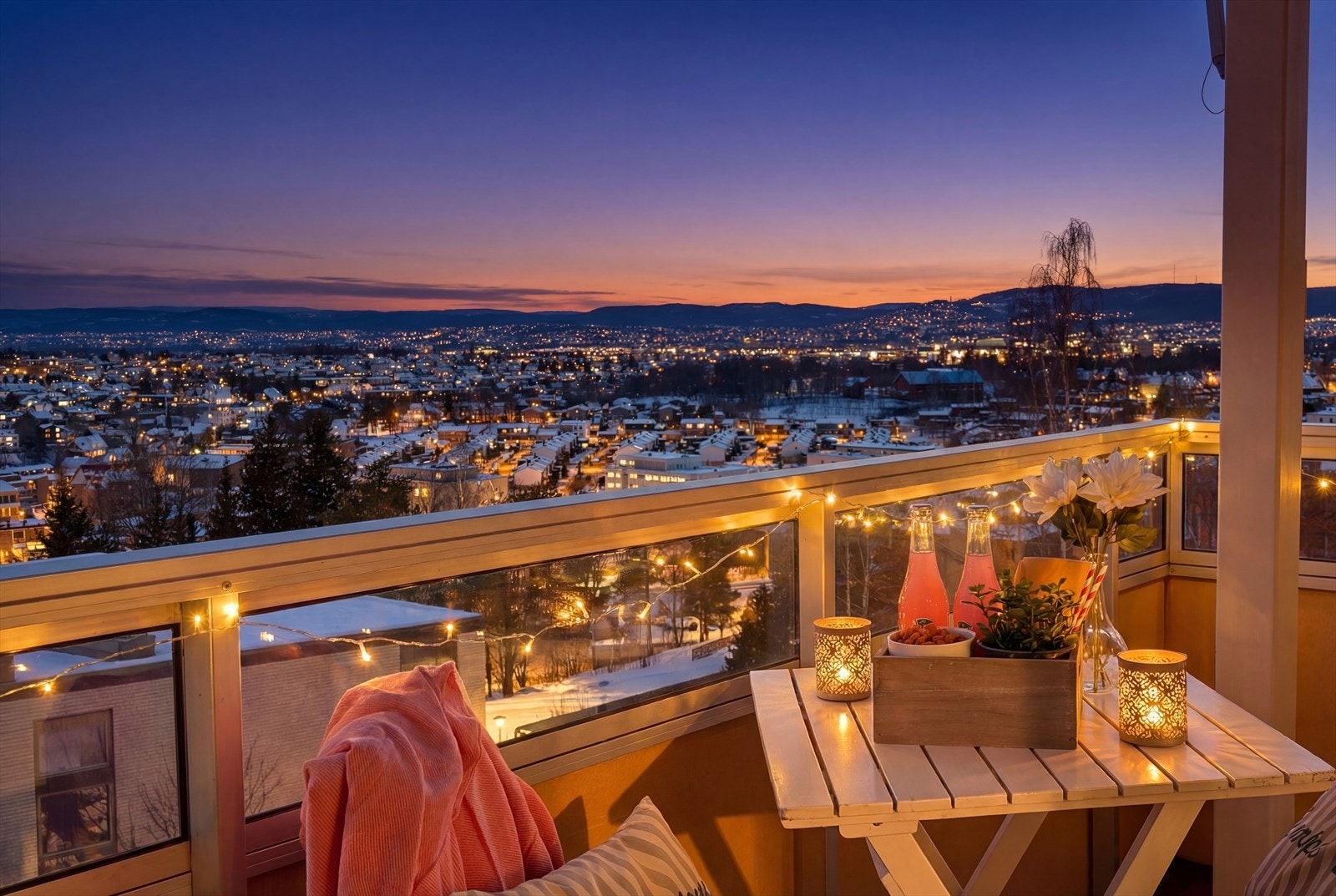 En attraktiv 3-roms toppleilighet med solrik, vestvendt balkong og en helt spektakulær utsikt! (bildet er ai-generert til kveld) Galleribilde