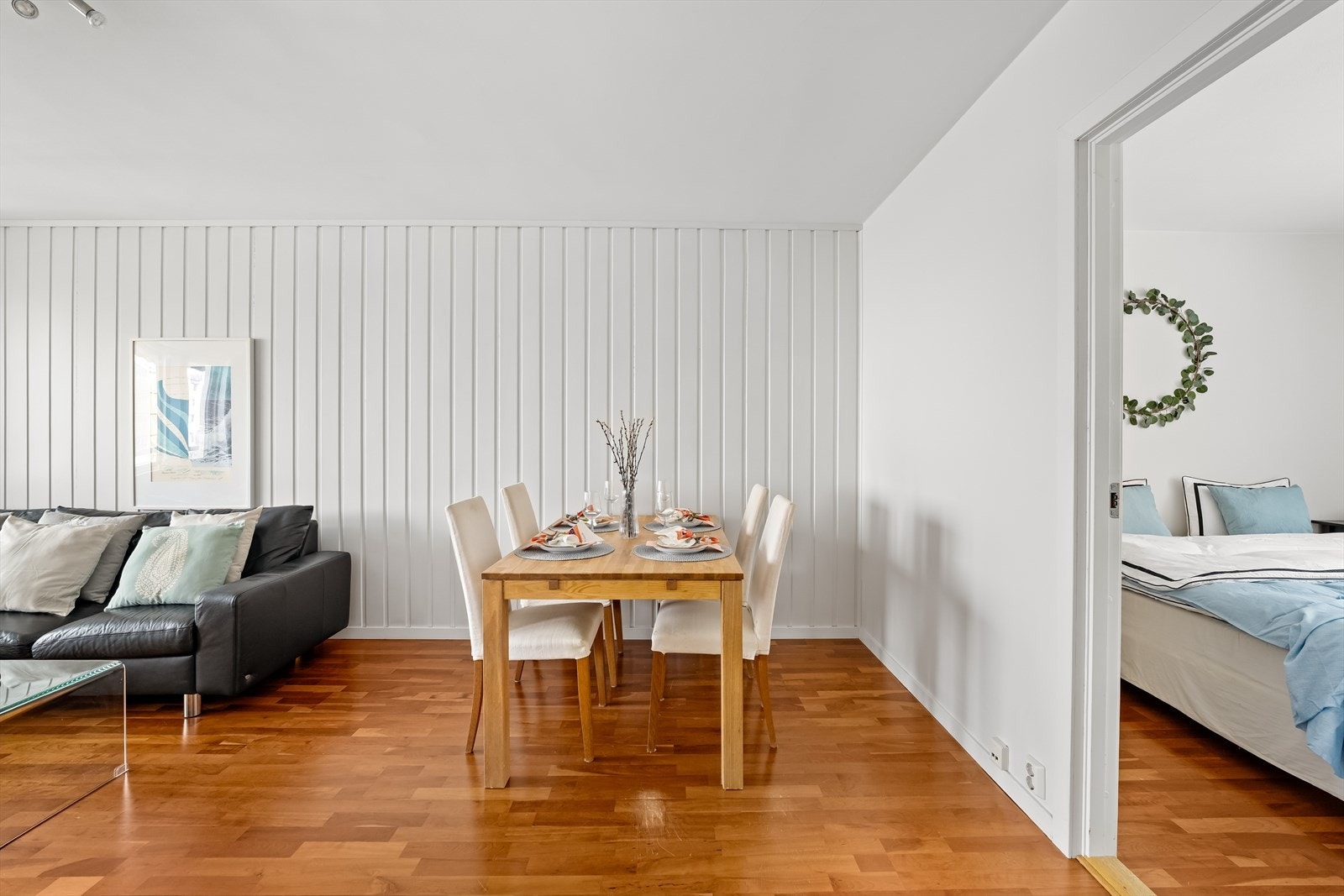 Spisestuen har plass til et større bord og flere gjester! Galleribilde