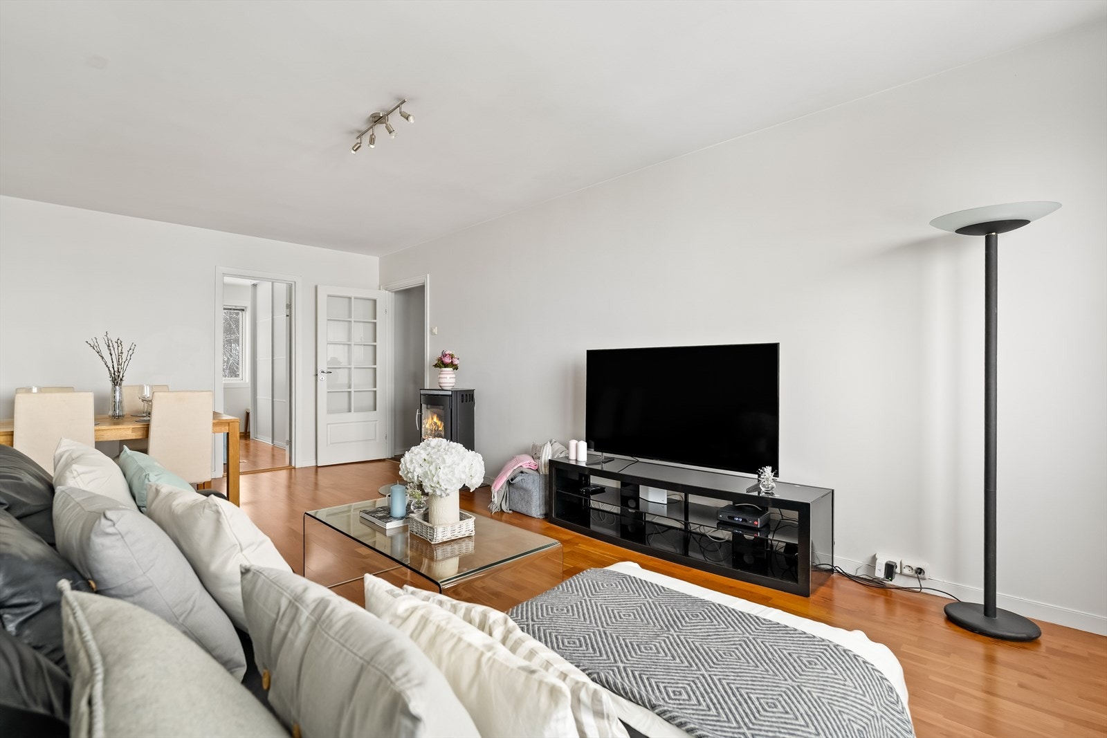 Stuen sin utforming gjør det enkelt å møblere etter egne ønsker og behov, og stuen deles naturlig inn i en hyggelig sofagruppe med TV sone og en egen spiseplass. Galleribilde