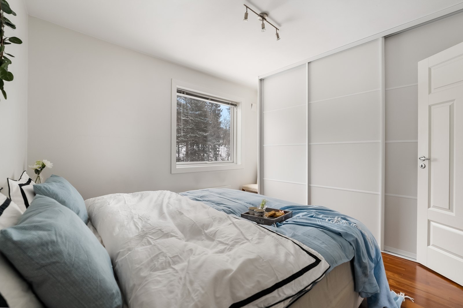 I tillegg er rommet utstyrt med en romslig skyvedørsgarderobe som gir svært gode oppbevaringsmuligheter. Galleribilde