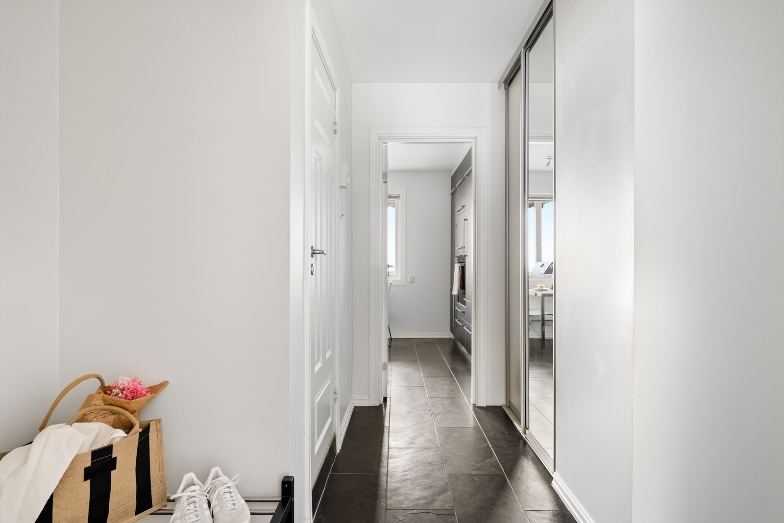 Entréen er også praktisk utformet med skyvedørsgarderobe som gir rikelig med oppbevaringsplass og bidrar til et ryddig og organisert inngangsparti. Galleribilde