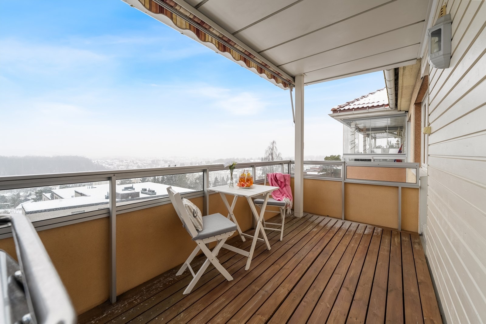 Fra stuen er det utgang til en vestvendt balkong på hele 8 kvm. Galleribilde