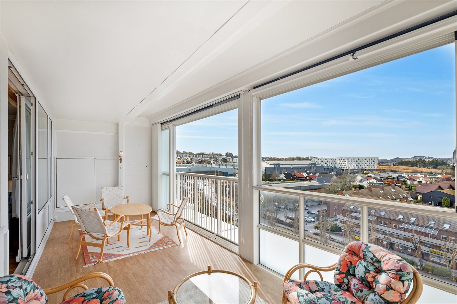 Innglasset veranda med fantastisk utsikt og gode solforhold Galleribilde