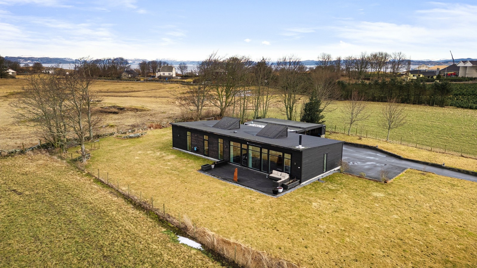 Moderne funkisbolig på romslig 3,5 mål tomt med usjenert og privat beliggenhet. Galleribilde