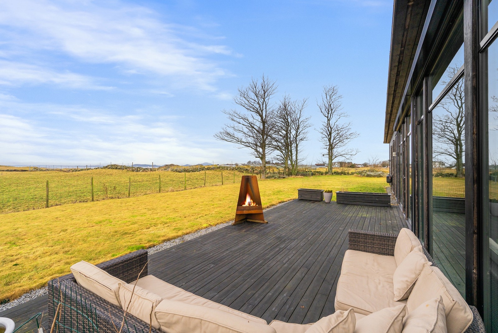 Vestvendt og solrik terrasse. Galleribilde