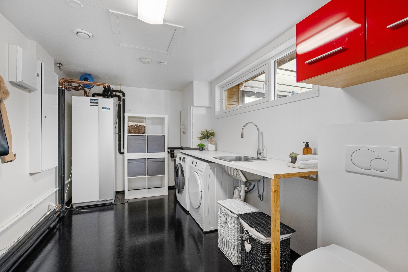 Vaskerom/teknisk rom. Boligen har vannbåren varme som gir behagelig komfort året rundt og balansert ventilasjon som sikrer godt inneklima. Galleribilde