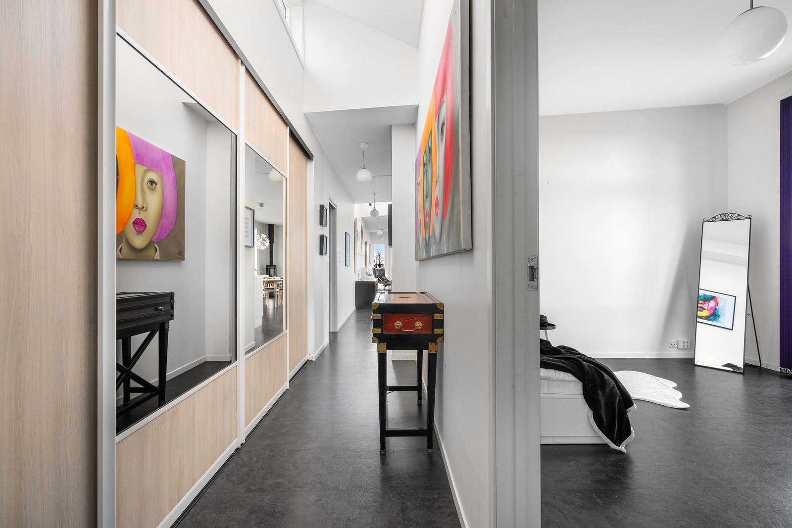 Smarte løsninger og praktisk rominndeling. Stor garderobe langs veggen for effektiv lagring. Galleribilde